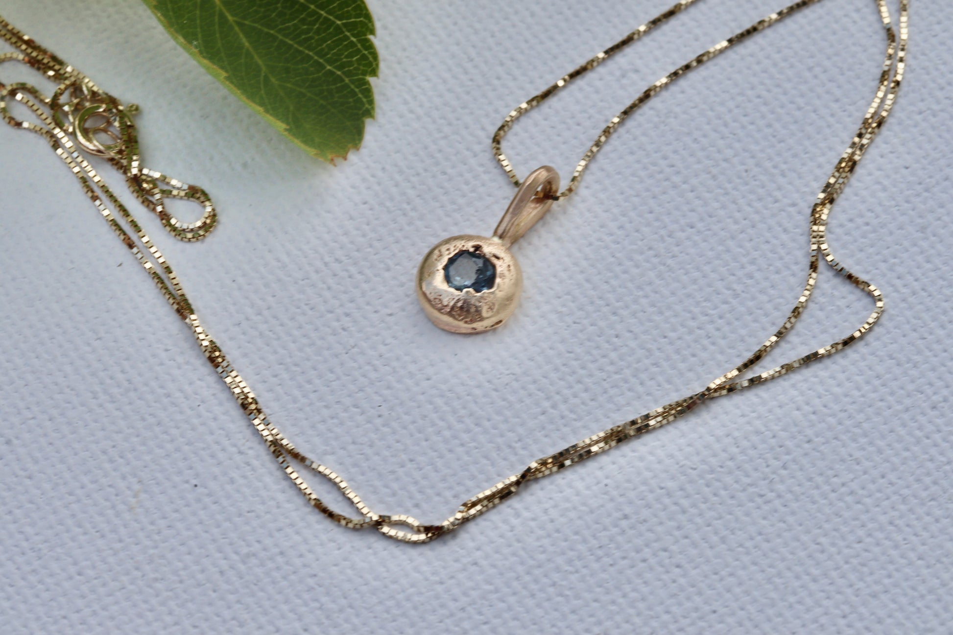 14kt gold montana sapphire necklace